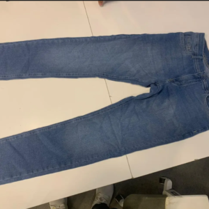 • بنطلون جينز