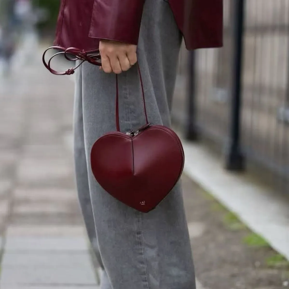 Fashionable Heart Shaped Box Bag Single Shoulder Crossbody Bag Quality Leather Design Small Size Daily Match Retro Style - الصورة 2
